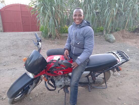 Der Vater holt uns ab. Er verdient sein Geld als Piki Piki Fahrer (Motorrad Taxi).