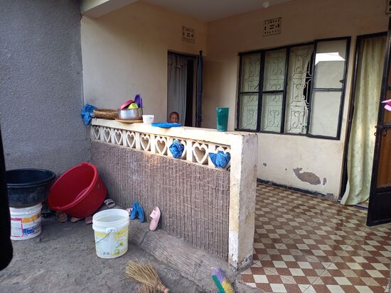 Das Zuhause der Familie. Sie Bewohner zu sechst zwei kleine Zimmer.