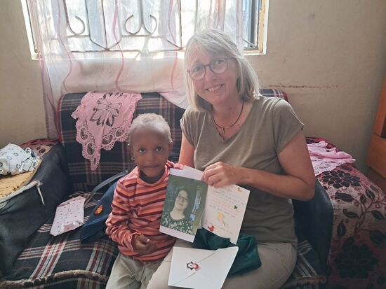 Dorkas freut sich über die Geschenke ihrer Patin.