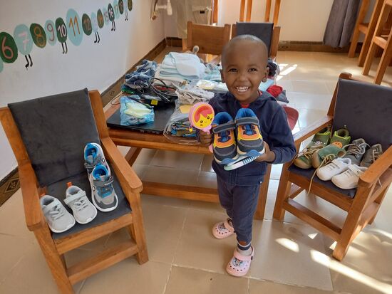 Hangai freut sich über neue Schuhe.