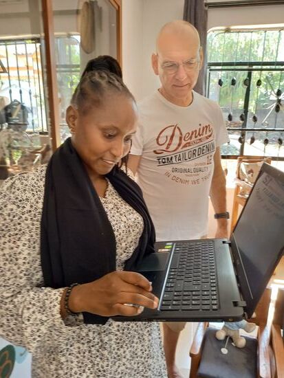 Nuruana ist total glücklich über den Laptop.