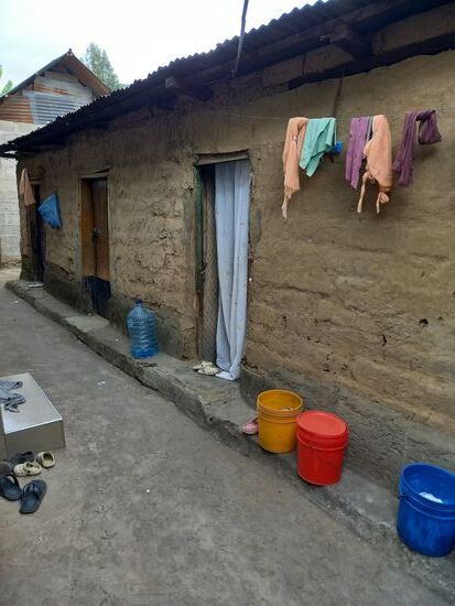 In dieser Gasse sind Elizabeth, Esther und little Peter Zuhause. Sie ist in direkter Nachbarschaft zum Tuleane.