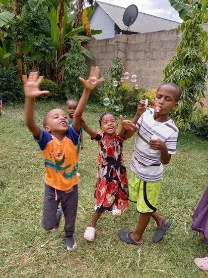Mir kommen einige Kinder in die Arme geflogen. Mit Seifenblasen bereite ich ihnen einen riesen Spaß.