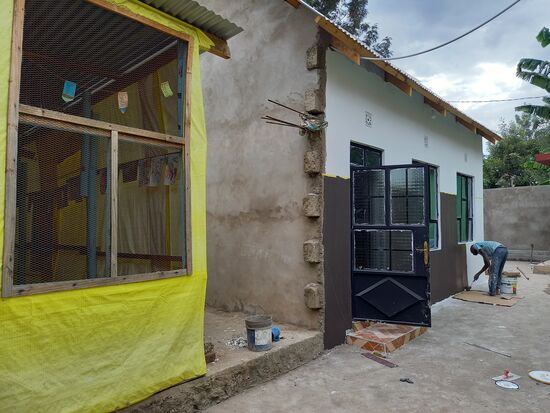 Ich inspiziere den Neubau der Kindertagesstätte.