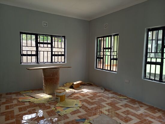 Innen ist fast alles fertig. Wie schön, dann können die Kinder schon bald im neuen Klassenraum unterrichtet werden.