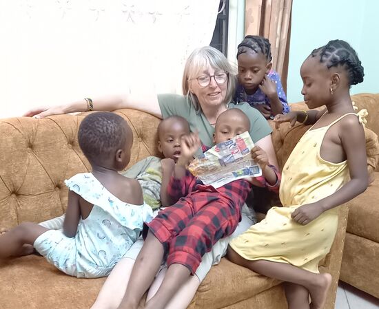 Zurück im Hostel werde ich wieder von den Kindern umzingelt.