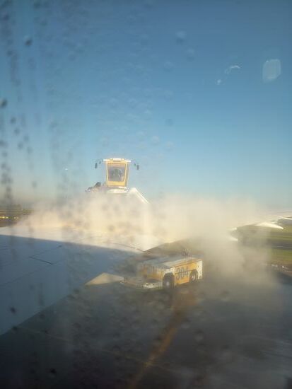 Das Flugzeug wird enteist