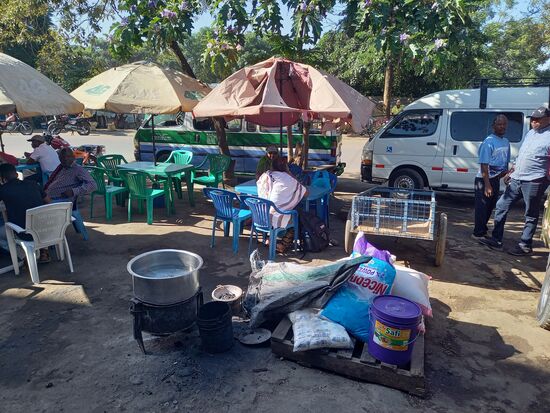 Vor dem Geschäft liegt die bestellte Ware schon zur Abholung bereit.