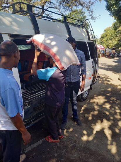 Der Reis (150kg) wird verladen. Das reicht für ca. 2 Wochen.