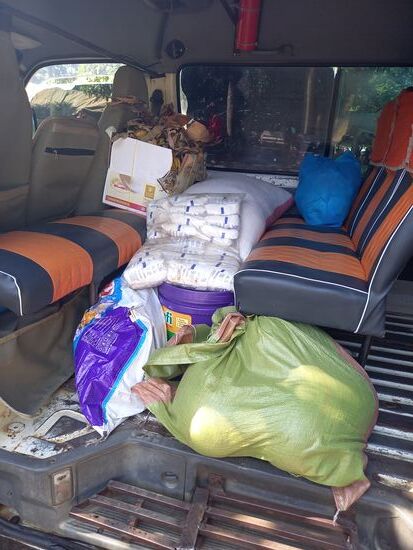 Eine Wagenladung voll. 150kg Reis, Bohnen,  Porridge, Waschmittel, Bananen, Melonen und Bälle.