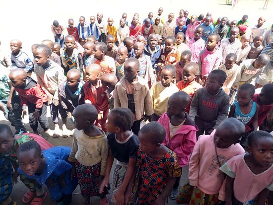 Wir werden mit viel Gesang begrüßt. Mein Herz schlägt höher als sie ein paar Massai Lieder singen  
