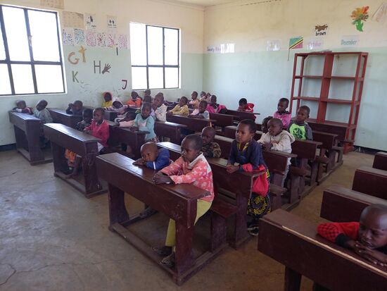 Ein Blick in einen der Klassenräume. Es gibt inzwischen vier Klassenzimmer in denen bis zu 200 Mädchen und Jungen unterrichtet werden.