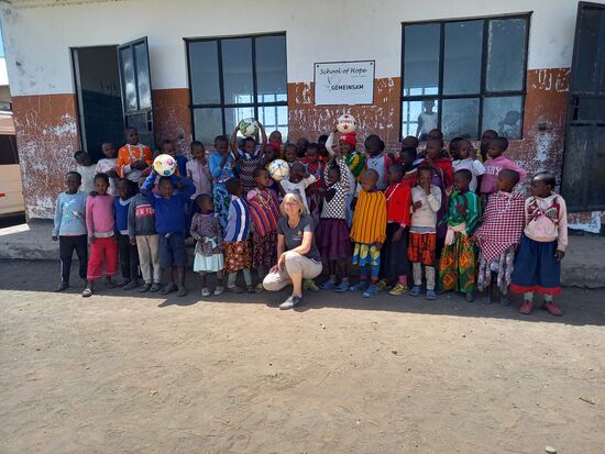 Wir übergeben einige Fußbälle. Die konnten wir dank unserer Adventskalender Aktion anschaffen. Die Kinder haben sich riesig gefreut.