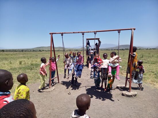 Inzwischen gibt es auch eine Schaukel und einen Kletterturm, Diese Geräte wurden von anderen Sponsoren gespendet.