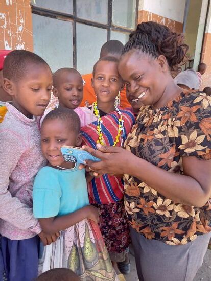 Auch Nancy bekommt dank ihres Handys erhöhte Aufmerksamkeit.