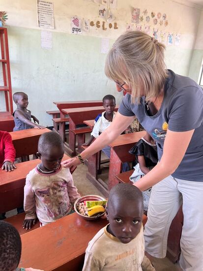 Dann wird alles verteilt. Dieser Moment berührt mich. Denn es ist so schön zu sehen, das nun jedes Kind etwas zu Essen bekommt. Das war vor ein paar Jahren ganz anders. Da habe ich in hungrige und durstige Augen geschaut.  Das gehört zumindest für diese Kinder der Vergangenheit an.