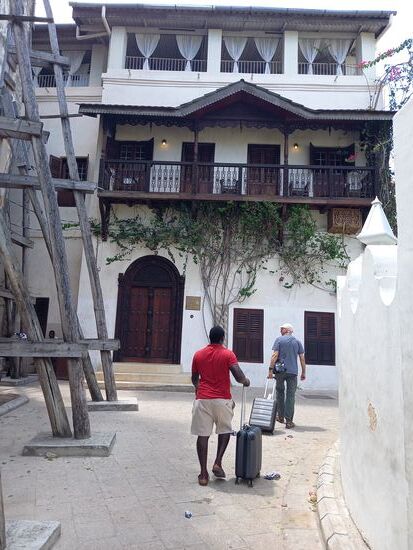 Das Taxi kann nicht bis zum Hotel fahren. Aber es sind nur ein paar Gehminuten durch schmale Gassen bis zum Hotel.