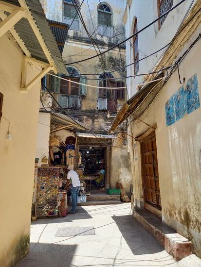 Unser Guide Ali geht mit uns durch die engen Gassen und berichtet einiges über die Geschichte der Stadt.