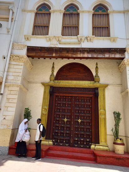 Die eckigen Türen kommen aus dem Arabischen.