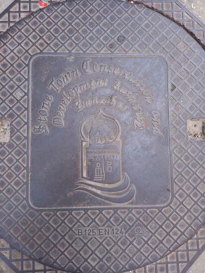 Ein Gullideckel. Seit 2000 ist die Stadt UNESCO Weltkulturerbe.