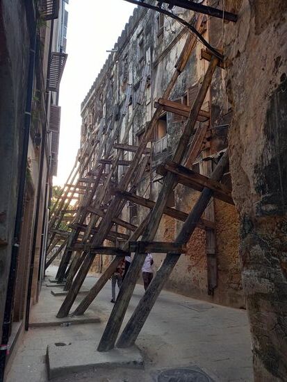 Einige Gebäude sind so baufällig, das sie abgestützt werden müssen.