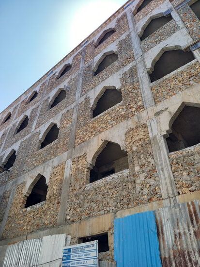 Hier kann man gut die Verwendung von Korallengestein sehen.