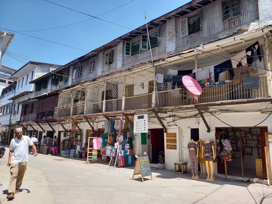 Häuserfront mit vielen kleinen Geschäften.