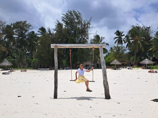 Was für eine schöne Idee, eine Schaukel am Strand 