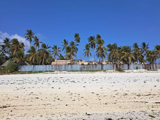Leider entstehen auf Sansibar immer mehr Bettenburgen . So kleine, wunderschöne  naturfreundliche Anlagen wie das Evergreen werden immer weniger  
So schade, wenn ein so schönes Fleckchen Erde von provithungrigen Investtoren zerstört wird.