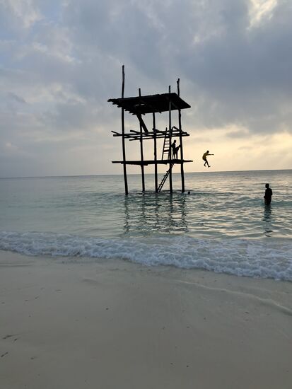 Die Jungs nutzen die Morgenstunden um ins Meer zu springen.