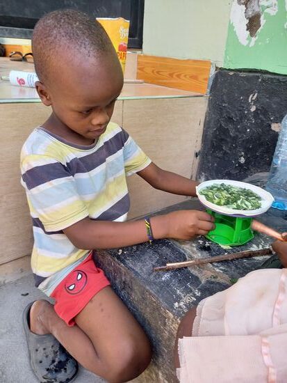 Little Pi ist gerade am Kochen, als wir eintreffen. Er kommt mir direkt in die Arme geflogen  