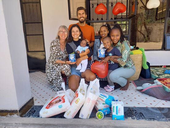 Die Zwei haben einige Spenden mitgebracht. Pampers, Feuchttücher und Baby Milchpulver. Dafür ist das Baby Haus sehr dankbar, denn ohne Spenden kann diese Einrichtung nicht überleben.