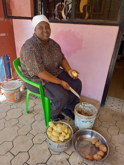 Sopfia hat Unmengen an Kartoffeln geschält und zu Pommes verarbeitet.