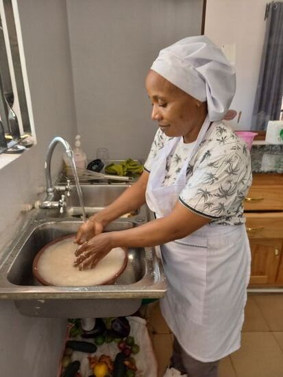 Leah gießt den Reis ab.