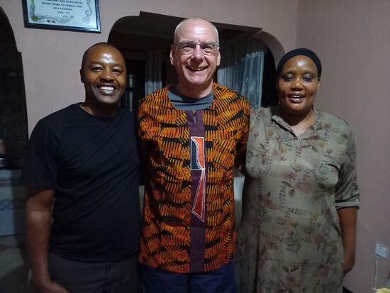 Vumila und Witness bereiten uns einen wundervollen, emotionalen Abend. Es gibt gutes Essen, Gebete und einen unter die Haut gehenden Gesang.