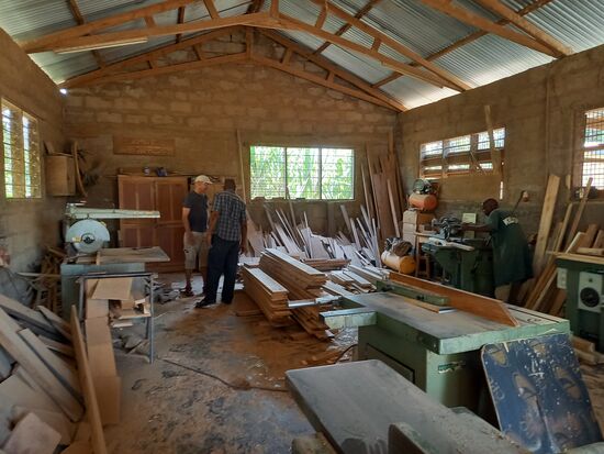 Matthias ist beeindruckt von den hochwertigen Maschinen und natürlich wird sofort gefachsimpelt.