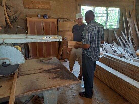 Da Matthias so viel Begeisterung zeigt, fertigt er uns fix ein Schneidbrett aus Teakholz an.