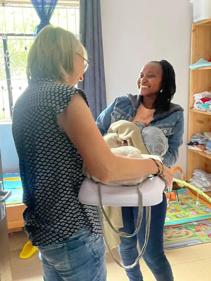 Nuru freut sich über die Baby Waage.