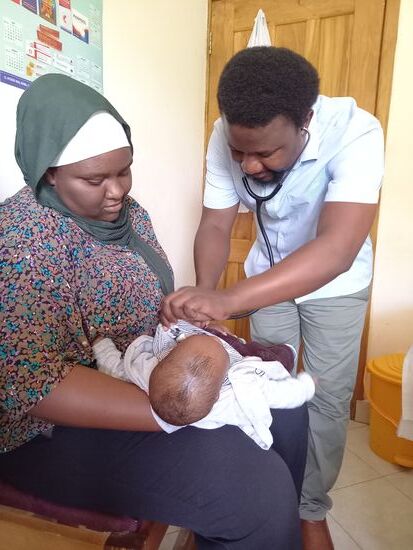 Liebevoll untersucht er erst Elizabeth und dann Hangai.