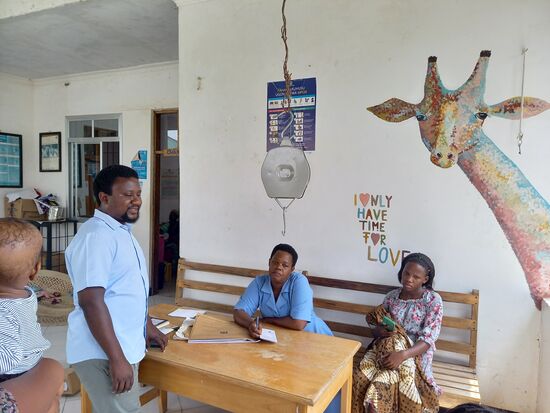 Die Giraffe haben Laura und ihre Freunde 2021 an die Wand gemalt  