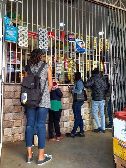 Wir starten am Großmarkt. Hier kaufen wir Baby Milchpulver und Toilettenpapier. Eine Dose Milchpulver kostet 27500Tzs, das sind ca. 12€. Das reicht für ein Baby für eine Woche.