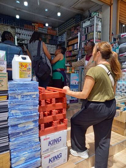 Im nächsten Geschäft besorgen wir Putzmittel