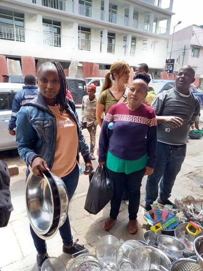 Leah unsere Köchin, braucht noch Schüsseln. Natürlich wird an jeder Station der Preis verhandelt  
