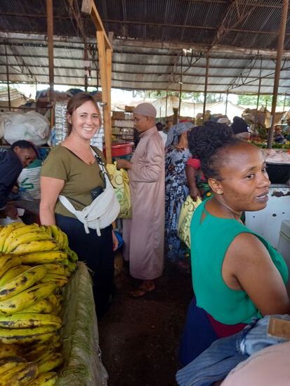 Wir ziehen kreuz und quer über den Markt.