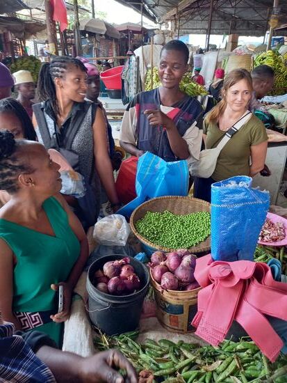 Der Junge ist unser Träger. Er verdient damit Geld für seinen Lebensunterhalt.