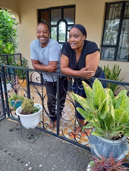 Vumila und Witness unsere Gastgeber im Homestay 
Wir lieben dieses herzliche Ehepaar.