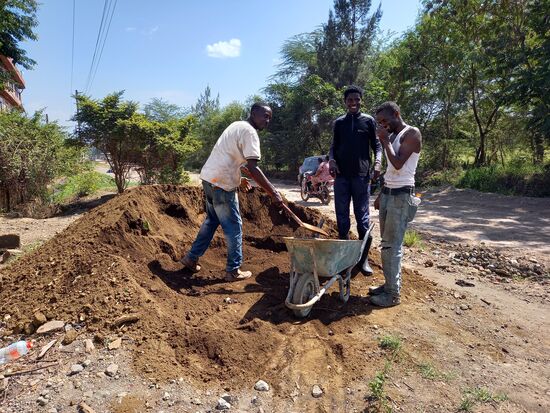 Eine Karre nach der anderen wird beladen und ...