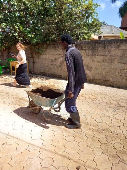 hinters Haus geschoben.