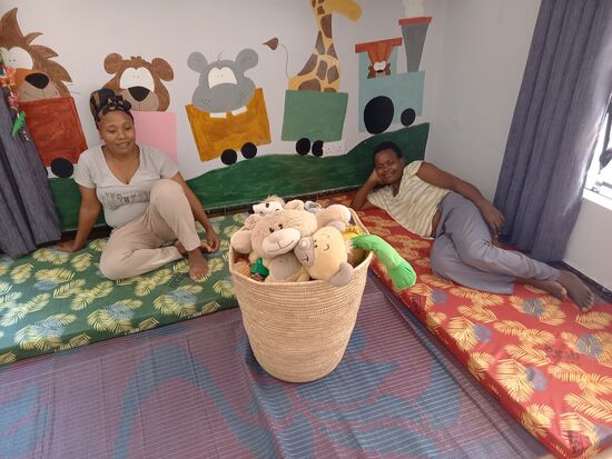 Die Nannys freuen sich über eine weitere Matratze in der Spielecke.