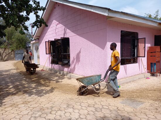 Die Erdarbeiten sind inzwischen voran gegangen. Karre für Karre  -  was für eine harte Arbeit.